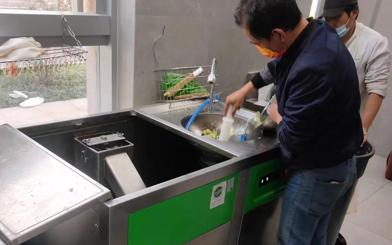 餐厨垃圾减量设备使用中